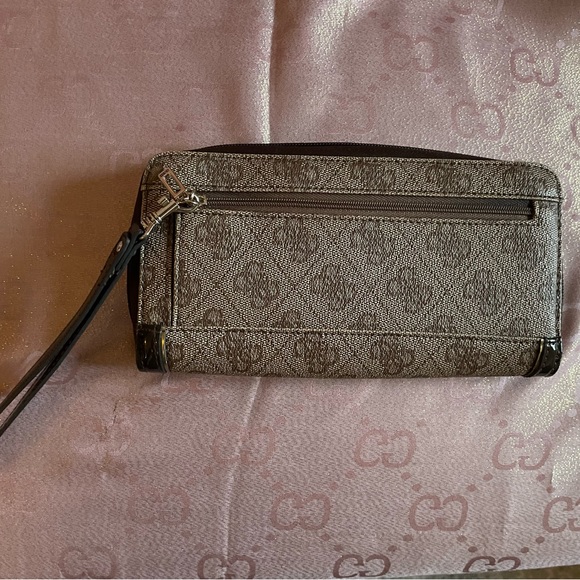 Guess wallet/wristlet - Picture 3 of 5